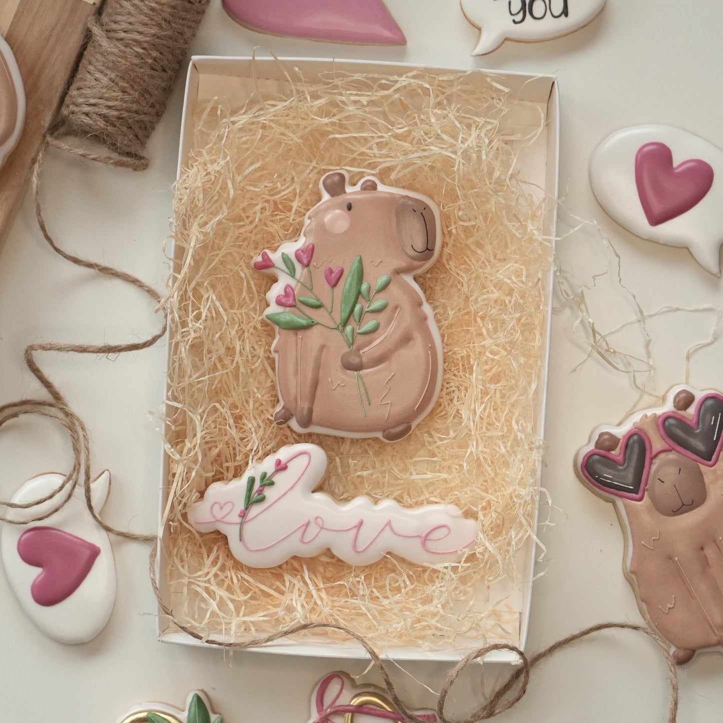 Capibara con cuore fiori e scritta Love