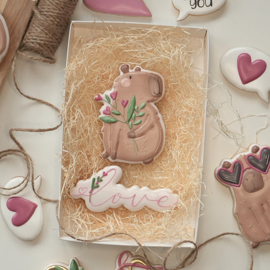 Capibara con cuore fiori e scritta Love